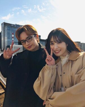 Kento Nakajima Instagram - バイバイ！リビングの松永さん！またね👓

#昨日最終回でした
#朝4時のクランクアップに来てくれたむかことたいゆ
#そんなのはじめて
#まったく愛に溢れた奴らだぜ
#シェアハウスのみんなほんとにありがと
#笑顔と幸せをありがとう
#サプライズもありがと
#また