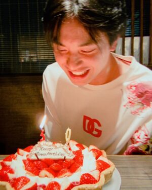 Kento Nakajima Instagram - 🎂✨🎬

#映画についてチーム
#当日お祝いなんて嬉
#30代最初は肉スタート