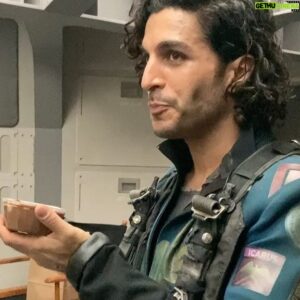 Keon Alexander Instagram - CAPTION THIS: ___________⁣
⁣
⁣
i’ll go first:⁣
“ON STAGE vs BACKSTAGE”⁣
⁣
⁣
⁣
wouldn’t normally unleash my tongue tricks but you know we’ve gotta celebrate today’s Premiere of the ⁣FINAL SEASON of #TheExpanse on @amazonprimevideo ⁣
⁣
 ⁣
⁣
Photograph by Mellisa Bottali⁣
Grooming by Aika Flores @aikafloreshair ⁣
Rings by Pitango @pitangorings ⁣
⁣
Style⁣
@newbottega ⁣
@casablancabrand ⁣
@officinegenerale ⁣
@acnestudios ⁣
#xoMarco #ScreamingFirehawks