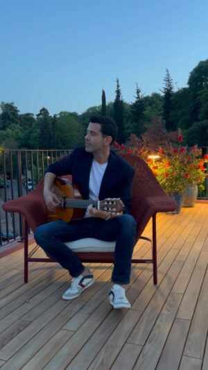 Keremcem Instagram - Bir Ege'li olarak bana da bu şarkıyı söylemek yakışırdı. " Kalbim Ege'de Kaldı"

#Keremcem #KalbimEgedeKaldı #Akustik