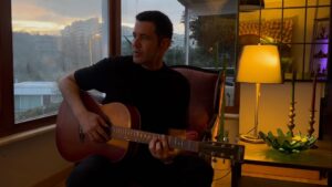 Keremcem Instagram - 20 sene önce çıkardığım ilk albüme ismini veren şarkı "EYLÜL" le iyi pazarlar..
#akustikev
 Söz-Müzik: Yunus Adak
@yonisartscrafts