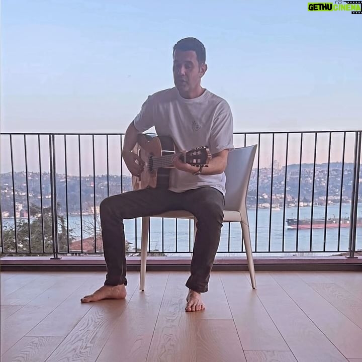 Keremcem - 3 Likes - Yutkunmaya çalışıyor koca şehir
Boğazına dizilmiş gemiler bir bir...
#Yutkunamıyorum
Söz-Müzik: Krmcm
Video by @suleyman.to
#akustikev