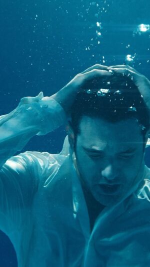 Keremcem Instagram - Tamamı su altında çekilmiş ilk ve tek müzik videosu "Sal Be Güzelim'i hala görmeyen varsa diye ;)
#SalBeGüzelim #krmcm #sualtı #underwater #keremcem #musıc #müzik