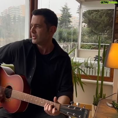 Keremcem - 3 Likes - YERALTI AŞK (akustik ev)
Söz-Müzik: Keremcem
Video by @senasecen1 (saçları aynada :)
#keremcem #KRMCM #yeraltıaşk
#akustikev