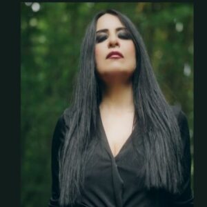 Keremcem Instagram - Kadin olmak, çocuk olmak, farklı olmak,  orman olmak  zordu...

Öyle içten incindik ki, kimi küstü, kimi kaçtı, kimi kapattı gözlerini acıya...

Ben de bu ezgiye uyandım. Gözlerimde yaş, kalbimde koca bir yükle... Her gün daha ağırlaşan!

Korkma Benden bu yükü hisseden herkese gelsin. 

Bu kadar ağır bir konuyu ve  kimliği hayatta tanıdığım en nazik en centilmen en düşünceli insanlardan birine, müthiş oyunculuk yeteneğine güvenerek teklif ettim. Hayatta en sevdiğim dostlarımdan birine, Keremcem'e...

Kırmadı beni yine duygulandık, ağladık, güldük. Portakal Film sahane bir kısa filmde ağırladı bizi...

Eserimin sahane arajmani ile 80ler 90lardan  gunun sounduna uyandik, yine en güzel notaları bana yazdı..
Atolyem yani basimizdaydi . Her zamanki gibi... Ebru bize masal gibi karavan kentinin anahtarını verdi. Halis Hicran Tuğba Ayşe Gül Koray elim kolum gözüm kulağım oldular...

Emeği geçen herkese minnettarım.

Keremcem, bu sarki ve film dostluğumuza gelsin...
Meltem

#korkmabenden #keremcem #meltemtaşkıran #atolyemproduction