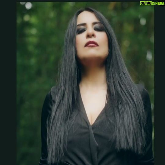Keremcem - 868 Likes - Kadin olmak, çocuk olmak, farklı olmak, orman olmak zordu...
Öyle içten incindik ki, kimi küstü, kimi kaçtı, kimi kapattı gözlerini acıya...
Ben de bu ezgiye uyandım. Gözlerimde yaş, kalbimde koca bir yükle... Her gün daha ağırlaşan!
Korkma Benden bu yükü hisseden herkese gelsin.
Bu kadar ağır bir konuyu ve kimliği hayatta tanıdığım en nazik en centilmen en düşünceli insanlardan birine, müthiş oyunculuk yeteneğine güvenerek teklif ettim. Hayatta en sevdiğim dostlarımdan birine, Keremcem'e...
Kırmadı beni yine duygulandık, ağladık, güldük. Portakal Film sahane bir kısa filmde ağırladı bizi...
Eserimin sahane arajmani ile 80ler 90lardan gunun sounduna uyandik, yine en güzel notaları bana yazdı..
Atolyem yani basimizdaydi . Her zamanki gibi... Ebru bize masal gibi karavan kentinin anahtarını verdi. Halis Hicran Tuğba Ayşe Gül Koray elim kolum gözüm kulağım oldular...
Emeği geçen herkese minnettarım.
Keremcem, bu sarki ve film dostluğumuza gelsin...
Meltem
#korkmabenden #keremcem #meltemtaşkıran #atolyemproduction