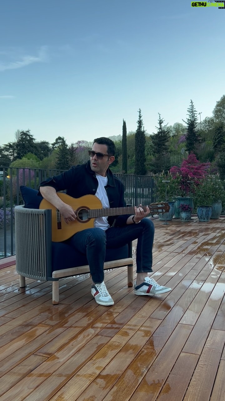Keremcem - 3 Likes - "Olmasa Mektubun" Murathan Mungan sözleriyle Yeni Türkü'den biliriz ama ben araya biraz da Haris Alexiu ile Grek esintisi koydum. Tatil yolunda iyi dinlemeler, şimdiden iyi bayramlar..
@apostolistakis #harisalexiou #olasethimizoun #yenitürkü #deryaköroğlu @yonisartscrafts @senasecen1