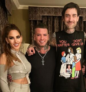 Kerri Kasem Instagram - RAMMSTEIN in Dublin, Ireland! 🤘🏼🎶

Finally got to see my favorite band @rammsteinofficial! @ashba and I hangin’ with Till and @joeletz after the show. 
TY Joey!

#Rammstein #TillLindemann #RichardKruspe