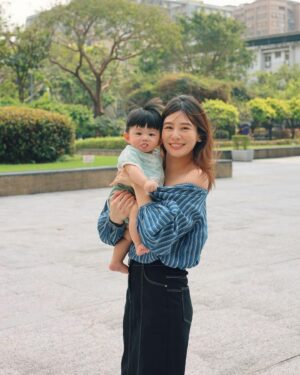 Kerstin Chan Instagram - 一打一過夜的那天總算是來了（抖
爸爸明天有任務在身準備出遠門
希望這隻正值睡眠倒退期的小可愛乖乖配合
不要半夜爬起床開趴
能穩定睡過夜 不要太為難媽媽(〃´-`〃)♡