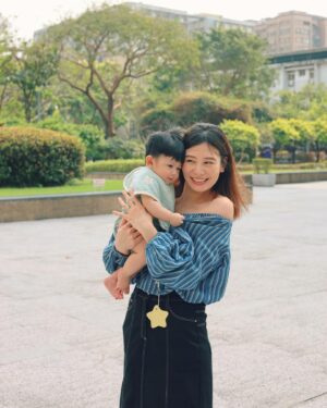 Kerstin Chan Instagram - 一打一過夜的那天總算是來了（抖
爸爸明天有任務在身準備出遠門
希望這隻正值睡眠倒退期的小可愛乖乖配合
不要半夜爬起床開趴
能穩定睡過夜 不要太為難媽媽(〃´-`〃)♡