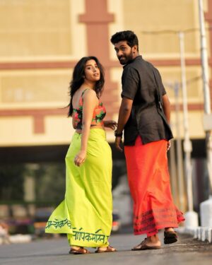 Ketaki Narayan Instagram - Get ready to rock this summer with easy breezy cotton lungi!!! 

@ketakinarayan @tanmay_jakka @fakira_1797 @saree.sukh 

#handloom #handmade #lungi #southindianfashion