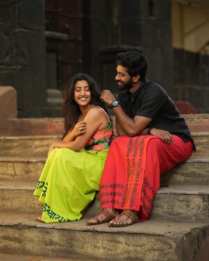 Ketaki Narayan Instagram - Happy Birthday Ketaki! 🥰🎈🎊

@ketakinarayan 

PC - @fakira_1797 
Design & Styling - @saree.sukh 
Brand - @montagebysukhada 

#Lungi #southindian  #south #southindianfashion #cotton #handloom #handmade #menswear #traditional #summerwear #ketakinarayan #tanmaydjakka #montagebysukhada