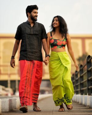 Ketaki Narayan Instagram - Get ready to rock this summer with easy breezy cotton lungi!!! 

@ketakinarayan @tanmay_jakka @fakira_1797 @saree.sukh 

#handloom #handmade #lungi #southindianfashion