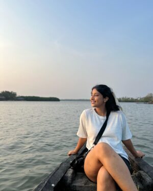 Ketaki Narayan Instagram - Some backwater and forward thinking :) 
 
📸 @athulya_ashadam thankk youu 🫂

#kerala #shoot #daysoflonging