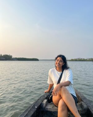 Ketaki Narayan Instagram - Some backwater and forward thinking :) 
 
📸 @athulya_ashadam thankk youu 🫂

#kerala #shoot #daysoflonging