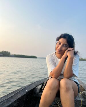 Ketaki Narayan Instagram - Some backwater and forward thinking :) 
 
📸 @athulya_ashadam thankk youu 🫂

#kerala #shoot #daysoflonging