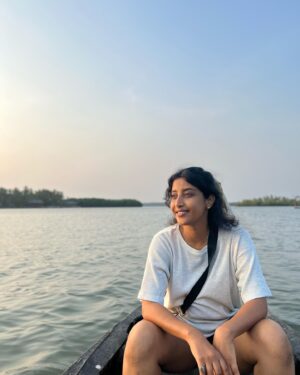 Ketaki Narayan Instagram - Some backwater and forward thinking :) 
 
📸 @athulya_ashadam thankk youu 🫂

#kerala #shoot #daysoflonging