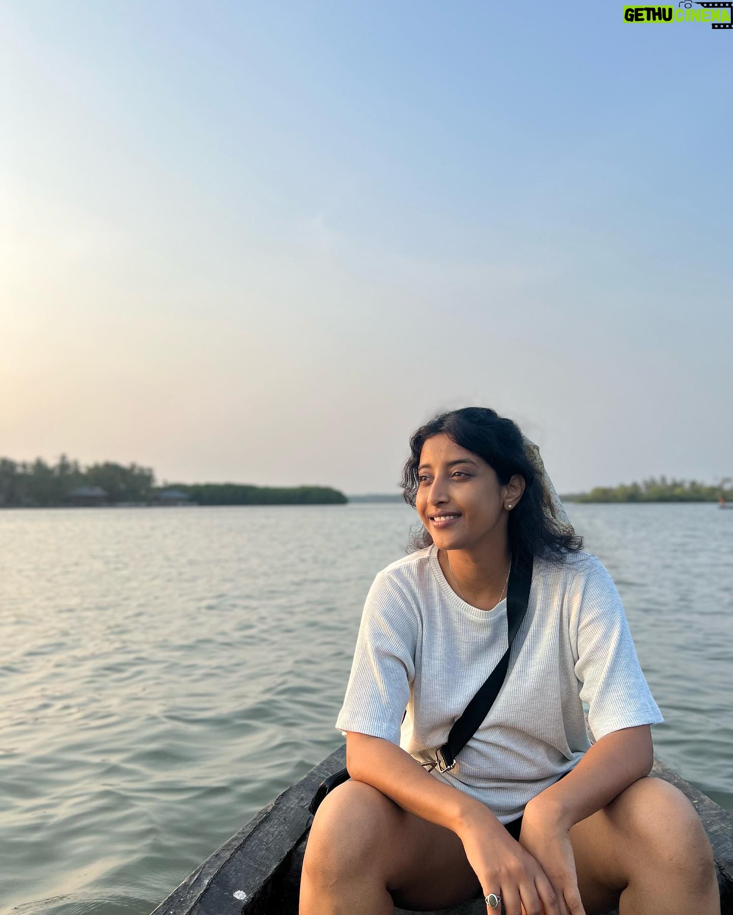 Ketaki Narayan - 1.7K Likes - Some backwater and forward thinking :)
📸 @athulya_ashadam thankk youu 🫂
#kerala #shoot #daysoflonging