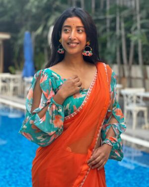 Ketaki Narayan Instagram - Hosanna🌻 

Wearing @cocktail_cf3
Designed by @mudasarmohamad 
Asst by @likhi_artellectuals 

#yatra2 #telugu #cinema #ketakinarayan