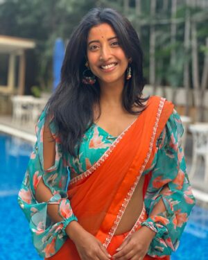 Ketaki Narayan Instagram - Hosanna🌻 

Wearing @cocktail_cf3
Designed by @mudasarmohamad 
Asst by @likhi_artellectuals 

#yatra2 #telugu #cinema #ketakinarayan