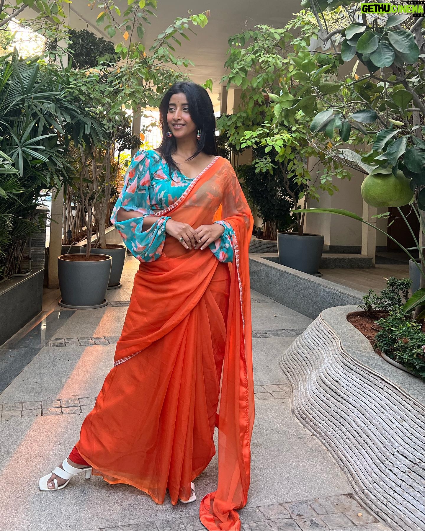 Ketaki Narayan - 1.5K Likes - Hosanna🌻
Wearing @cocktail_cf3
Designed by @mudasarmohamad
Asst by @likhi_artellectuals
#yatra2 #telugu #cinema #ketakinarayan