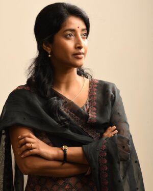 Ketaki Narayan Instagram - Making of Y S Bharathi Garu 

Thank you @mahivraghav for believing me and gave this beautiful character with such emotional depth. Forever greatful 🙌

@madhie_dop thank you so much for capturing this inspiring story and made me look even more Bharathi with your vision. 

@ravi_konagantipally & @karthiksreenivasvunnam without you both I wouldn’t have achieve my telugu so perfectly . Thank youuu!

@itsamolbiradar & @ranga_navneet thank you for placing me with @3autumnleaves team , I will be grateful for life time

Thank you prassanna , Jayalaxmi, munna, Vidushi, Chandra, Sunitha, Pearly and the entire team you made me complete as Bharathi Garu

@actorjiiva & @ashrita_vemuganti_nanduri love you both 

#yatra2 #LegacyLivesOn #ketakinarayan #jiiva #mahiraghav #mammootty #telugu #film #cinema