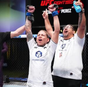 Ketlen Souza Instagram - VENCEMOS! 🏆🙌🏻🔥

NOSSA PRIMEIRA VITÓRIA NO UFC, E COM CERTEZA É SÓ O INÍCIO DA NOSSA HISTÓRIA COM NOSSA ATLETA @ketlenesquentadinhaofc !
PARABÉNS NOSSA GUERREIRA, SABEMOS DE TUDO QUE VOCÊ PASSOU, MAS COM SUA VONTADE E RESILIÊNCIA JÁ SABÍAMOS QUE VOCÊ DARIA A VOLTA POR CIMA! ESTAMOS MUITO ORGULHOSOS DE VOCÊ, NÃO SÓ PELO SHOW QUE VOCÊ DEU ONTEM, COMO TAMBÉM PELA SUA GARRA EM NÃO DEIXAR NENHUM EMPECILHO ATRAPALHAR SEU SONHO. ISSO É CARIOCA ACADEMY! DEPOIS DE MORTO, ANDA MAIS 100 METROS. RAÇAAAAAAAAAAA! 🔥🔥🔥🔥🔥🔥

OBRIGADO MEU DEUS, OBRIGADO A TODOS QUE APOIAM NOSSO TRABALHO E TODOS QUE ESTAVAM NA TORCIDA! 🏆🙌🏻🔥

#UFC #CARIOCAACADEMY #MANAUS #KETLENESQUENTADINHA #DEUSNOCOMANDO