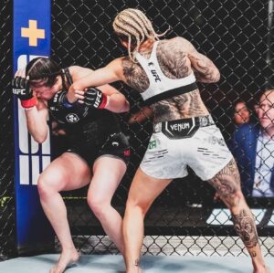 Ketlen Souza Instagram - VENCEMOS! 🏆🙌🏻🔥

NOSSA PRIMEIRA VITÓRIA NO UFC, E COM CERTEZA É SÓ O INÍCIO DA NOSSA HISTÓRIA COM NOSSA ATLETA @ketlenesquentadinhaofc !
PARABÉNS NOSSA GUERREIRA, SABEMOS DE TUDO QUE VOCÊ PASSOU, MAS COM SUA VONTADE E RESILIÊNCIA JÁ SABÍAMOS QUE VOCÊ DARIA A VOLTA POR CIMA! ESTAMOS MUITO ORGULHOSOS DE VOCÊ, NÃO SÓ PELO SHOW QUE VOCÊ DEU ONTEM, COMO TAMBÉM PELA SUA GARRA EM NÃO DEIXAR NENHUM EMPECILHO ATRAPALHAR SEU SONHO. ISSO É CARIOCA ACADEMY! DEPOIS DE MORTO, ANDA MAIS 100 METROS. RAÇAAAAAAAAAAA! 🔥🔥🔥🔥🔥🔥

OBRIGADO MEU DEUS, OBRIGADO A TODOS QUE APOIAM NOSSO TRABALHO E TODOS QUE ESTAVAM NA TORCIDA! 🏆🙌🏻🔥

#UFC #CARIOCAACADEMY #MANAUS #KETLENESQUENTADINHA #DEUSNOCOMANDO