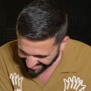 Keunam Instagram - BRILLOS PLATINO - @almacor 
.
Que fácil se me hace trabajar con artistazos como @keunam 
Esta vez hemos hecho nuestro esté TEMAZO que se presentó en el @benidormfest y digo NUESTRO por qué al final del vídeo SHAKIRA decidió colaborar cantándonos un detallito a capella JAJAJAJA 
.
. 
Si os gusta déjanos un LIKE, COMPARTID por todos lados y COMENTADNOS que os parece ✈️🎶🎧
#benidormfest #imitacion #version #brillosplatino