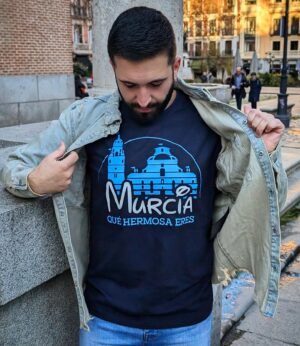 Keunam Instagram - BOOM‼️✨ Ya se ha hecho realidad el diseño que tanto tiempo he tenido en mente, ¡Murcia a lo Disney! 🏰

Más ibérica que nunca podéis encontrar esta maravilla en la web de @pajaroflama 👕

Espero ver muchas cuando pasee por Murcia, o por donde sea.🤭

Gracias @areifs por ayudarme a hacerla realidad.🧚🏽‍♂️

#Murcia #disneyiberico #disneyibérico #murciaquehermosaeres #murciaquéhermosaeres