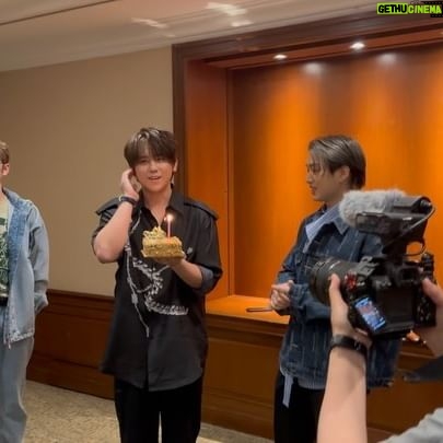 Keung To - 49.6K Likes - 先謝謝mirror~❤️
也謝謝在背後一直照顧我們的人
希望大家幸福快樂~
#mirror
#25
#尷尬癌
