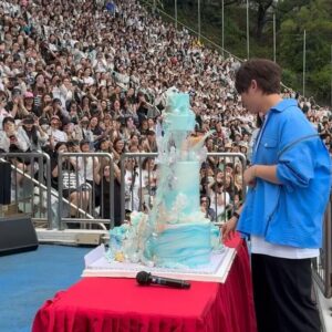 Keung To Instagram - 因為jetlag剛從十點睡到現在，醒來回想起今天的一切仍覺得非常感恩🙏🏻
真的要提到我的fan club 的admin們，每一年你們為了我的生日都如此的辛苦，衷心的感謝。

今年生日沒什麼要說的，只希望所有人都可以平安健康，人與人之間多一點包容和鼓勵，也有一些課題我正在學習，希望上天可以繼續指引我，慢慢向好的方向改變。

再次感謝愛我和支持我的人🙏🏻
姜濤會加油的👌🏻

#🍬
#謝謝太陽伯伯