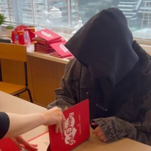 Keung To Instagram - 自己品牌的第一次簽名
記錄一下～
也希望你們收到後會喜歡
中間有些簽的不好的我再簽了一遍😂
第一次簽到手軟 
前前後後簽了三四次
有的是工作完後直接去簽的
中間人手實在不夠了就叫我媽媽她們來幫忙🤣
真的是家族產業 

再次感謝大家的支持～

#TOZERO