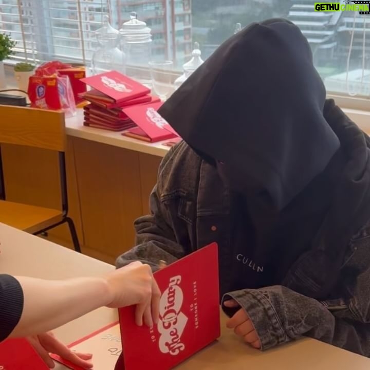 Keung To - 47.8K Likes - 自己品牌的第一次簽名
記錄一下~
也希望你們收到後會喜歡
中間有些簽的不好的我再簽了一遍😂
第一次簽到手軟
前前後後簽了三四次
有的是工作完後直接去簽的
中間人手實在不夠了就叫我媽媽她們來幫忙🤣
真的是家族產業
再次感謝大家的支持~
#TOZERO