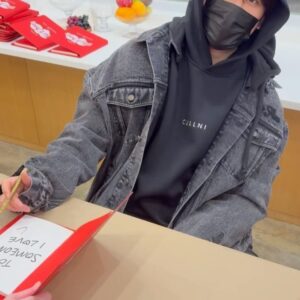 Keung To Instagram - 自己品牌的第一次簽名
記錄一下～
也希望你們收到後會喜歡
中間有些簽的不好的我再簽了一遍😂
第一次簽到手軟 
前前後後簽了三四次
有的是工作完後直接去簽的
中間人手實在不夠了就叫我媽媽她們來幫忙🤣
真的是家族產業 

再次感謝大家的支持～

#TOZERO