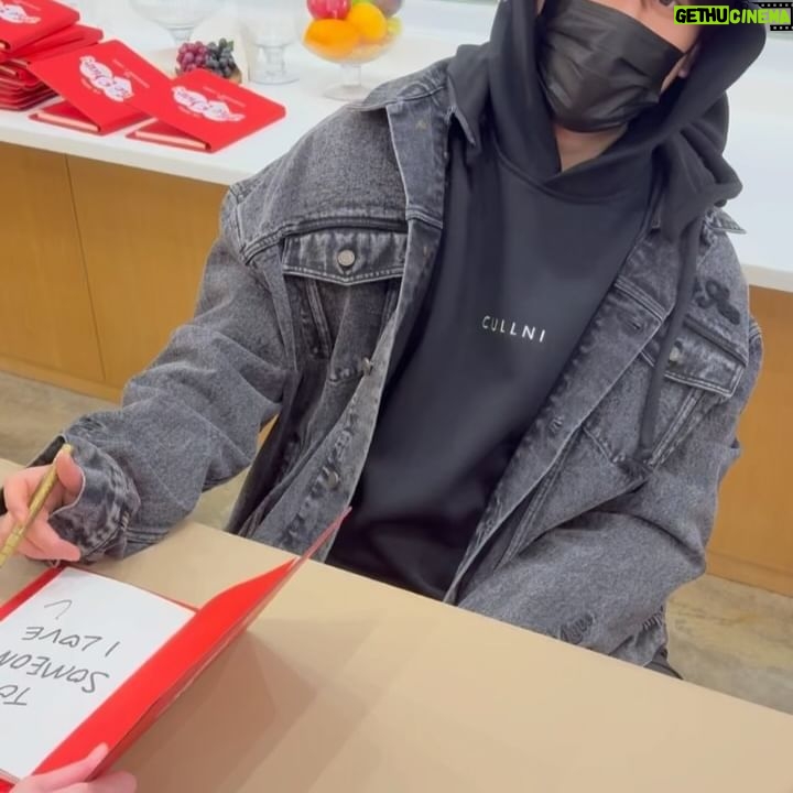 Keung To - 47.8K Likes - 自己品牌的第一次簽名
記錄一下~
也希望你們收到後會喜歡
中間有些簽的不好的我再簽了一遍😂
第一次簽到手軟
前前後後簽了三四次
有的是工作完後直接去簽的
中間人手實在不夠了就叫我媽媽她們來幫忙🤣
真的是家族產業
再次感謝大家的支持~
#TOZERO