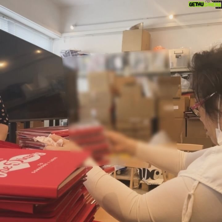 Keung To - 47.8K Likes - 自己品牌的第一次簽名
記錄一下~
也希望你們收到後會喜歡
中間有些簽的不好的我再簽了一遍😂
第一次簽到手軟
前前後後簽了三四次
有的是工作完後直接去簽的
中間人手實在不夠了就叫我媽媽她們來幫忙🤣
真的是家族產業
再次感謝大家的支持~
#TOZERO