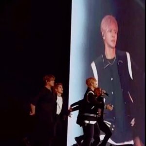 Keung To Instagram - 今天 
兩個夢想都達成了
一個是開演唱會
另一個
是跟你同台表演

謝謝你教會了我
＂堅持比努力更可怕＂

@showlo 

#waves