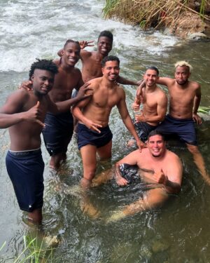 Kevin Bury Instagram - Días diferentes pero en lo mío.. 🎶⚽️🧑‍🧑‍🧒🥘❤️

1. Entrenado para Fútbol Stars @la_liendraa 
2. El amor ❤️@michelleolverag 
3. Considerado el mejor pan del mundo Pandebono
4. El amor de mi Vida 👶🏼 
5. Celebrando el estreno de “Cinco Botellas” 
6. Recuperación en el Río 
7. Descansando para el entreno de mañana con 👶🏼
8. Más de “Cinco Botellas” ya la escucharon ? 
9. Buena comida que no puede faltar 🥘