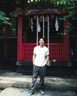 Kevin Chang Instagram - 旅行的時候
很多人喜歡去大城市拍照打卡
在短時間內搜集到各個景點
滿足出遊的意義

但我還是更喜歡深入的獨自旅行
把自己融入當地生活的方式走走
體驗當下的空間感
好真實可貴

這次與北茨城市合作來到茨城縣北部
走在街道上真的很舒服
隨時看都能欣賞沿海的風景

遠遠望過去就能看到
佇立在五浦海岸的六角堂
享受陽光穿過玻璃折射進來
聽著海浪拍打的聲音創作
岡倉天心獨特的西式日式美學
對日本現代藝術有很大的啟發

開了一小段路後就可以看到
位於深山中瀑布旁的花園神社
這裡有著神聖的磁場
走過小橋到鳥居時
炎熱的天氣瞬間降溫舒適

莊嚴的神社上有許多神猿雕像
圍繞在殿旁的還有幾顆御神木
據說都超過八百年歷史
靠著神木擁抱
心情也跟著沈澱下來

這次來走訪時發現
其實觀光客比一般的景點來說少很多
所以我更能放慢步調
安靜地坐在旁邊
更深入也更融入的把自己留在歷史中
沈浸

還有很多地方沒講到
期待一下第二篇介紹！！！