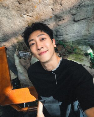 Kevin Chang Instagram - 當你站在光線下一段時間後
.
.
.
就會開始流汗？？