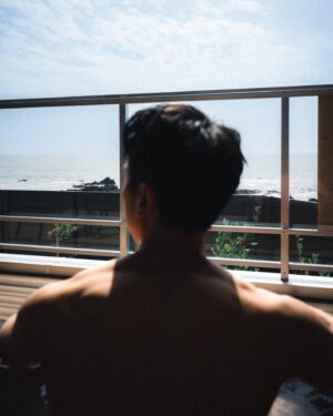 Kevin Chang Instagram - 旅行的時候
很多人喜歡去大城市拍照打卡
在短時間內搜集到各個景點
滿足出遊的意義

但我還是更喜歡深入的獨自旅行
把自己融入當地生活的方式走走
體驗當下的空間感
好真實可貴

這次與北茨城市合作來到茨城縣北部
走在街道上真的很舒服
隨時看都能欣賞沿海的風景

遠遠望過去就能看到
佇立在五浦海岸的六角堂
享受陽光穿過玻璃折射進來
聽著海浪拍打的聲音創作
岡倉天心獨特的西式日式美學
對日本現代藝術有很大的啟發

開了一小段路後就可以看到
位於深山中瀑布旁的花園神社
這裡有著神聖的磁場
走過小橋到鳥居時
炎熱的天氣瞬間降溫舒適

莊嚴的神社上有許多神猿雕像
圍繞在殿旁的還有幾顆御神木
據說都超過八百年歷史
靠著神木擁抱
心情也跟著沈澱下來

這次來走訪時發現
其實觀光客比一般的景點來說少很多
所以我更能放慢步調
安靜地坐在旁邊
更深入也更融入的把自己留在歷史中
沈浸

還有很多地方沒講到
期待一下第二篇介紹！！！