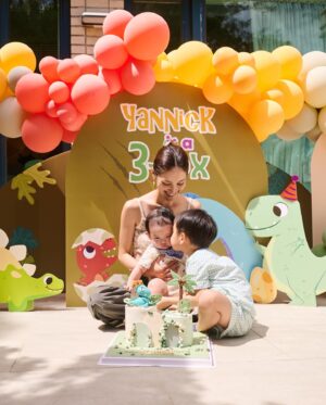 Kevin Cheng Instagram - OUR YANNICK IS A 3-REX! 🦖🎂🎈🎁 
There are so many things we love about this lil guy, but if there’s one thing that’s the most evident, it’s that Nick Nick has the KINDEST heart ❤️ 
Every morning, he wakes up and looks around to say hello to everyone, and makes sure baby Carlos has slept well. 🛌 When he’s having breakfast, he always asks if Rafa ate yet and if he should share his bread with him. He worries about us when we’re having a bad day and comes over to give us a kiss if we look sad. He hates for people to get angry and is always the first to suggest a “FINGA VAMELYY HUG” 🫂 (that’s just a family group hug 😂) 
Thank you for bringing our family so much happiness, love and many dinosaur noises 🦕 WE LOVE YOU YANNICK! 💚 

Special thank you 🥰
🎂 @dessertswithabow 
🎈 @babyballoon 
🥘 @hk.yoshinoya