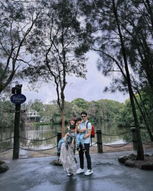 Kevin Cheng Instagram - HAPPY NEW YEARS FROM AUSTRALIA! 🇦🇺❤️

冇諗過一家人第一次去旅行
會係去澳洲嘅 Gold Coast, Queensland 😙
仲可以慶祝農曆新年添 ! 🧧 

尋晚我哋凌晨四點先到酒店
不過好彩小朋友上飛機好合作
八個鐘頭都冇扭計
仲一上車就瞓到去酒店！ ✌️ 

我哋第一日已經有好好嘅印象🤩
喺Currumbin Wildlife Sanctuary
同澳洲吉祥物打卡！ 🦘 
啲袋鼠真係好得意！
仲終於比我親身見到 Koala bears 🐨 
呢度最正就係啲animals & wildlife 自由奔放～
食食吓嘢都會有隻鳥走過嚟😂

之後仲去埋Gold Coast 最高嘅SkyPoint ☁️ 
喺77樓望落嚟
見到Beach Coast Lines 嘅一邊🏖️
City 嘅另一邊 🌇
就知道點解咁多人都好鍾意呢個地方❤️😍

嚟緊呢個星期陸續同大家 update! 
如果大家喺當地都有咩好介紹就記得留言啦
💛
等Carlos大個啲，一定要帶埋佢一齊嚟！

❤️🩷 @australia @queensland #seeAustralia #thisisqueensland #brandedcontent
