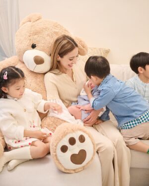 Kevin Cheng Instagram - Dear Carlos, Happy 100 Days! ❤️🐻🎈 
We hope one day you can read this and know, 
that since the day you came home from the hospital and met your two older brothers for the first time, 
we already felt what a huge blessing you were to our family.
We love your gentle manner and kind spirit, your curiosity for the world and happy personality. 
Our hope is to provide a safe, healthy, encouraging and supportive upbringing for you ❤️
Once again, we love you and Happy 100 days!