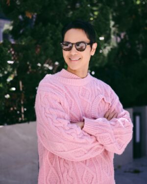 Kevin Cheng Instagram - 老婆揀咗粉紅色俾我🩷
好睇嗎？

👚 @lanecrawford