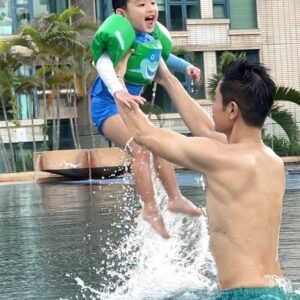 Kevin Cheng Instagram - It’s FRIDAY! ☀️ 
忙完一輪終於有時間可以同班仔一齊！前排唔喺香港，辛苦老婆日日湊住幾個小朋友，仲會每日send相俾我update！而家梗係輪到我盡Daddy嘅責任，陪佢哋玩餐飽啦！夏天有咩開心得過一家人去游水，希望佢哋今個夏天可以學識游水，慢慢成為熱愛運動嘅陽光小男孩啦！