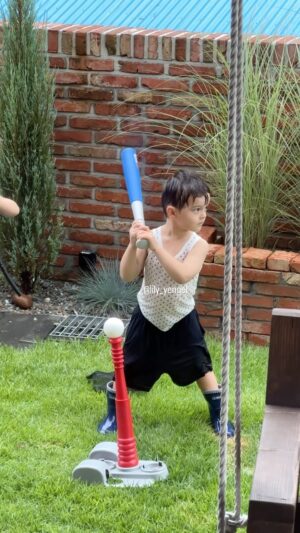 Kevin Dockry Instagram - #카일로일기 
잔디 물 준다더니 왜 다들 홀딱 젖은거야? 
ㅋㅋㅋㅋㅋㅋㅋ 그러고 나서 해보는 야구 ⚾️
