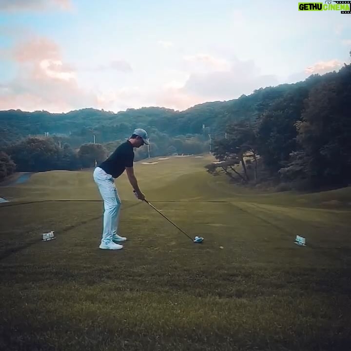 Kevin Dockry - 1.5K Likes - I am slowly becoming more and more addicted to golf which is not great for our finances…It was my first time back on the course after a long hiatus and Mother Nature threw everything at us. Heat, sun, rain, wind. Luckily my @callawayapparel_korea kept me dry and comfortable in the sun/heat! I finally understand high performance golf apparel! 🙏
Can’t wait to get back out on the course!