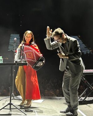 Kevin Johansen Instagram - Gracias, Madrid siempre! Sueño cumplido junto a @julietavenegasp @porliniers y los The Nada y equipo, salú! @nochesbotanico
ph: @juanito_sepe